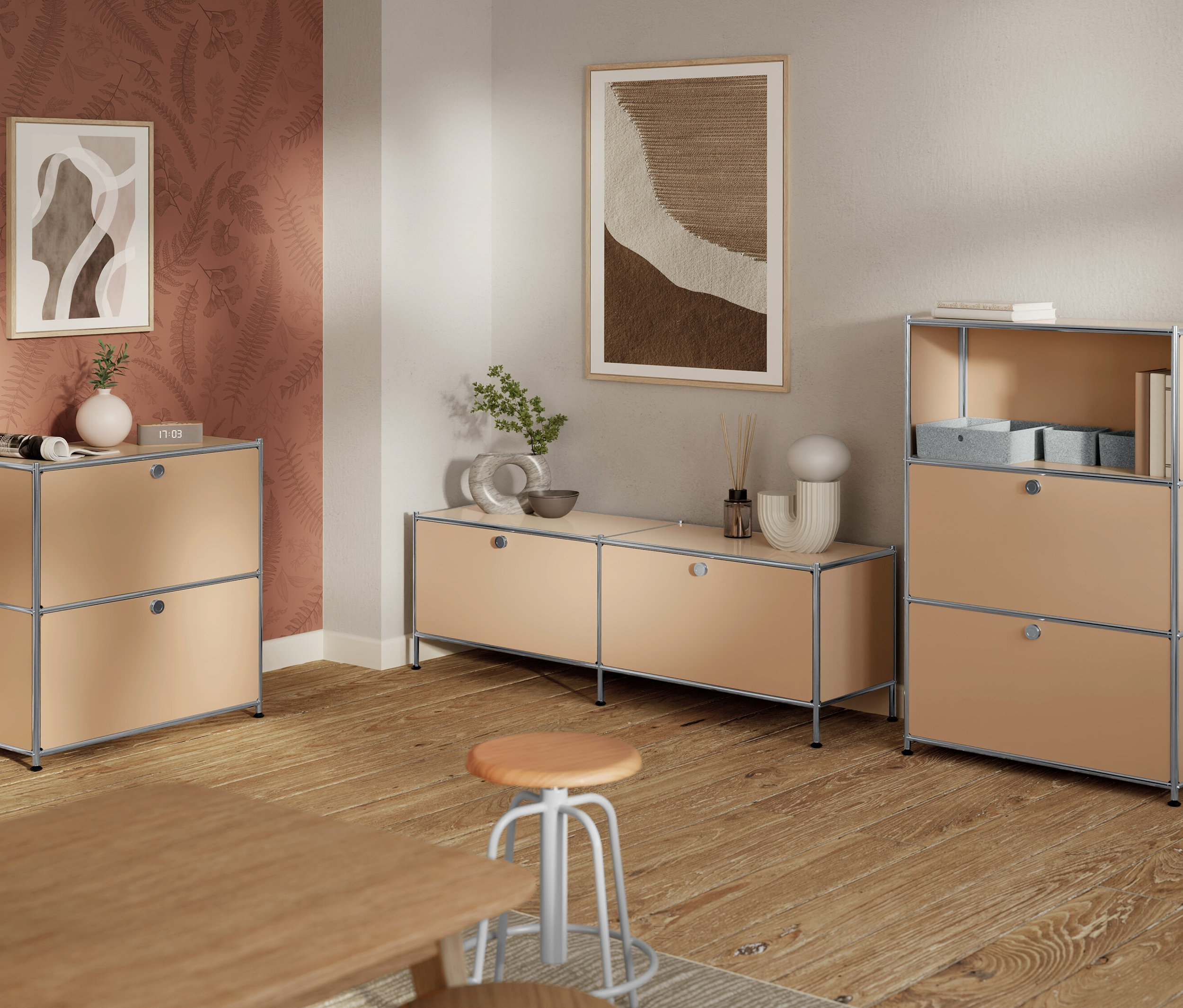 Salon avec des unités de rangement modulaires marron clair, un tabouret marron clair, un plancher en bois et des images abstraites sur le mur.