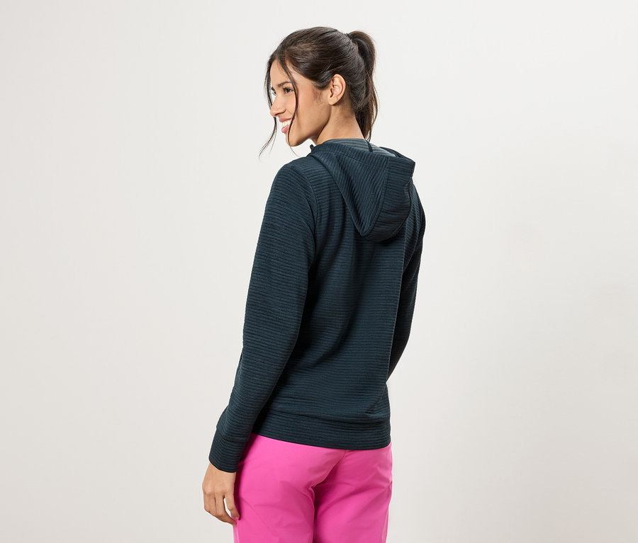 Femme vue de dos, portant un sweat à capuche vert foncé et un pantalon rose.
