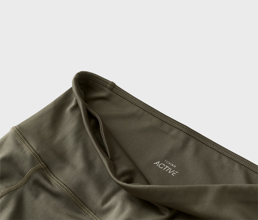 Gros plan sur des leggings vert olive Tchibo Active avec poche.