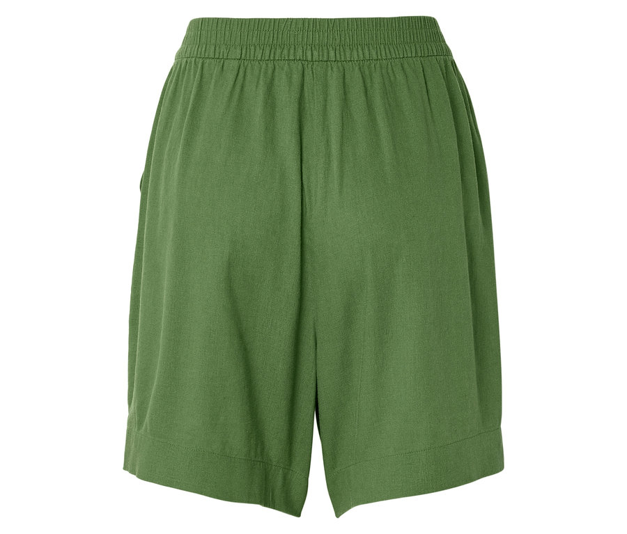 Short vert avec taille élastique.