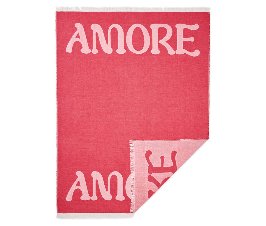 Couverture rouge avec le mot « AMORE » en rose.