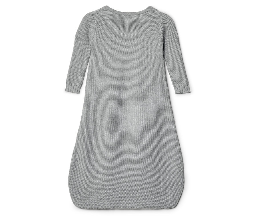 Un sac de couchage gris tricoté à manches longues est posé sur un fond blanc.