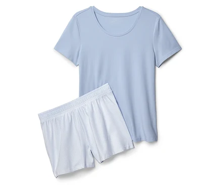 T-shirt bleu clair et short à rayures bleues sur fond blanc.