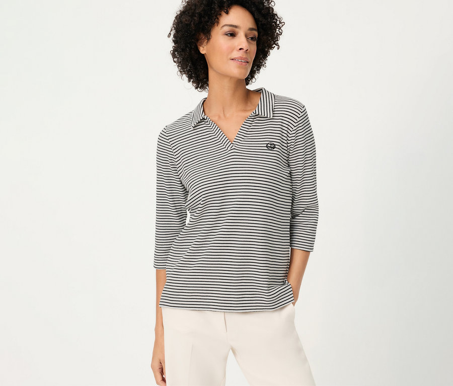 Femme portant un polo Olsen rayé à manches trois-quarts et un pantalon clair.