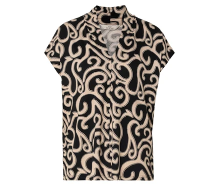 Une chemise à manches courtes avec un motif noir d'arabesques beiges.