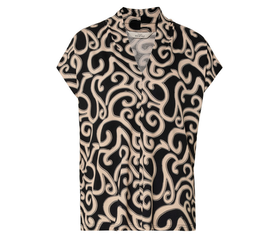 Une chemise à manches courtes avec un motif noir d'arabesques beiges.