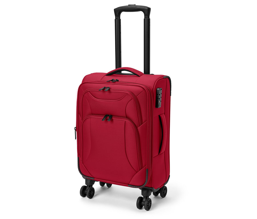 Petite valise en tissu rouge avec poignée télescopique, poches avant et roulettes.