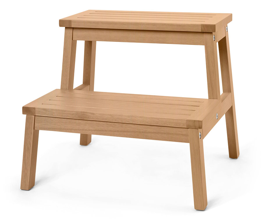 Un marchepied à deux marches en bois clair sur fond blanc.