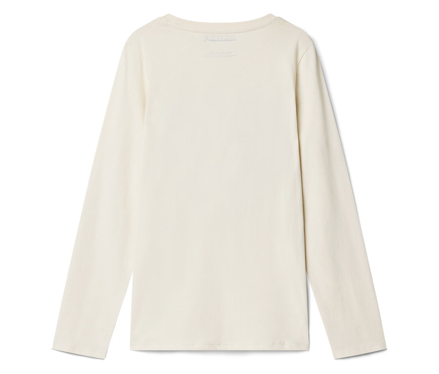 Un t-shirt crème à manches longues est posé sur un fond blanc.