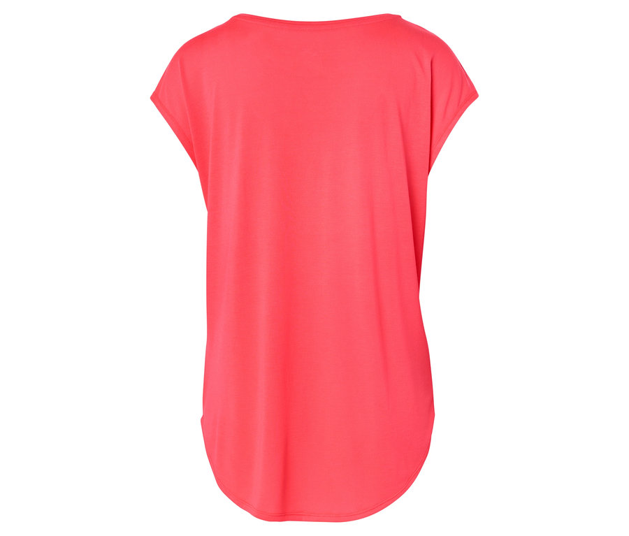 Gros plan sur un t-shirt corail à manches courtes et encolure arrondie.