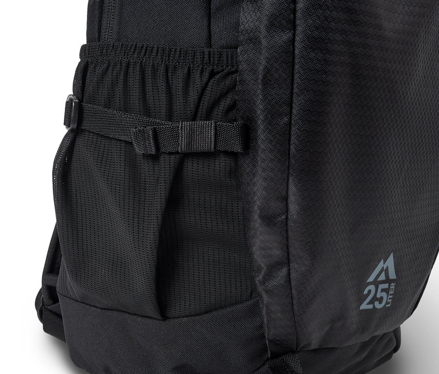 Gros plan sur un sac en textile noir avec une poche latérale en filet et un logo indiquant 25 litres.