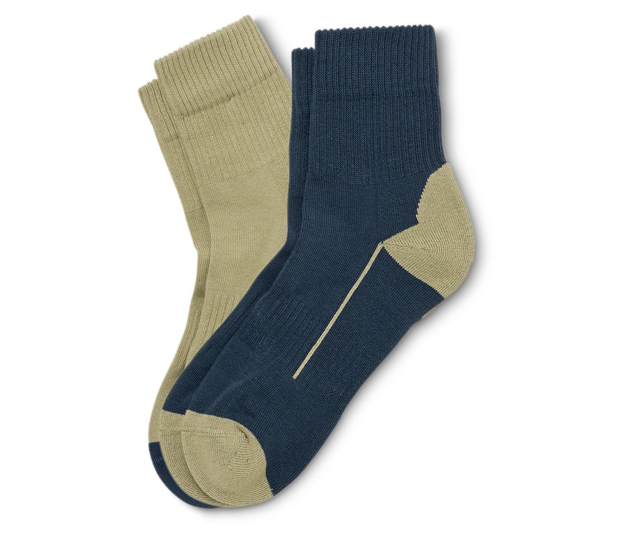 Une paire de chaussettes, une beige et une bleu marine avec des détails beiges, sont posées l'une sur l'autre.