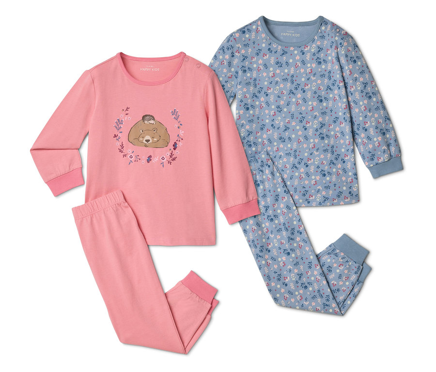 Deux pyjamas longs sont posés sur un fond blanc. L'un est rose avec un motif d'ours, l'autre est bleu avec un motif floral.
