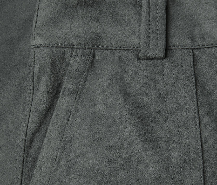 Gros plan sur le pantalon de velours Straight Leg Street One avec ceinture et détail de poche.