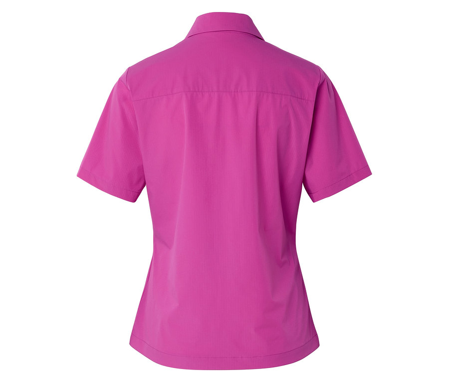 Vue arrière d'une chemise rose à manches courtes avec un col.