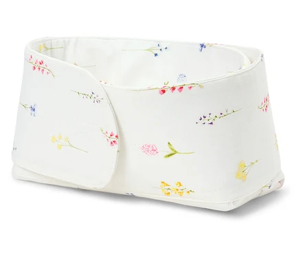 Une boîte de rangement blanche avec un motif floral.