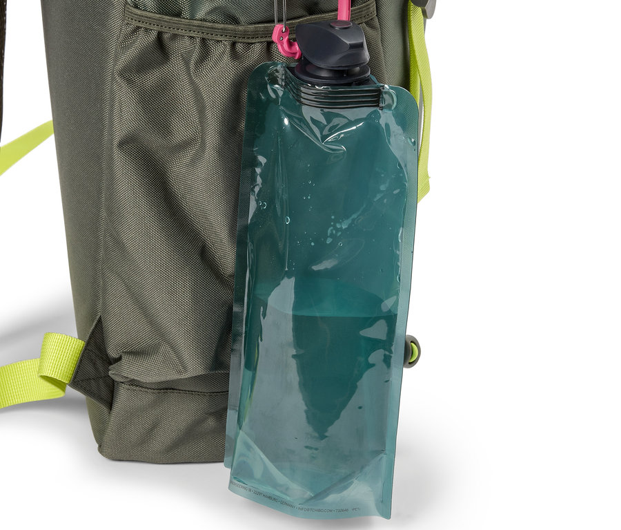 Sac à dos vert avec une gourde transparente réutilisable attachée par un mousqueton rose.