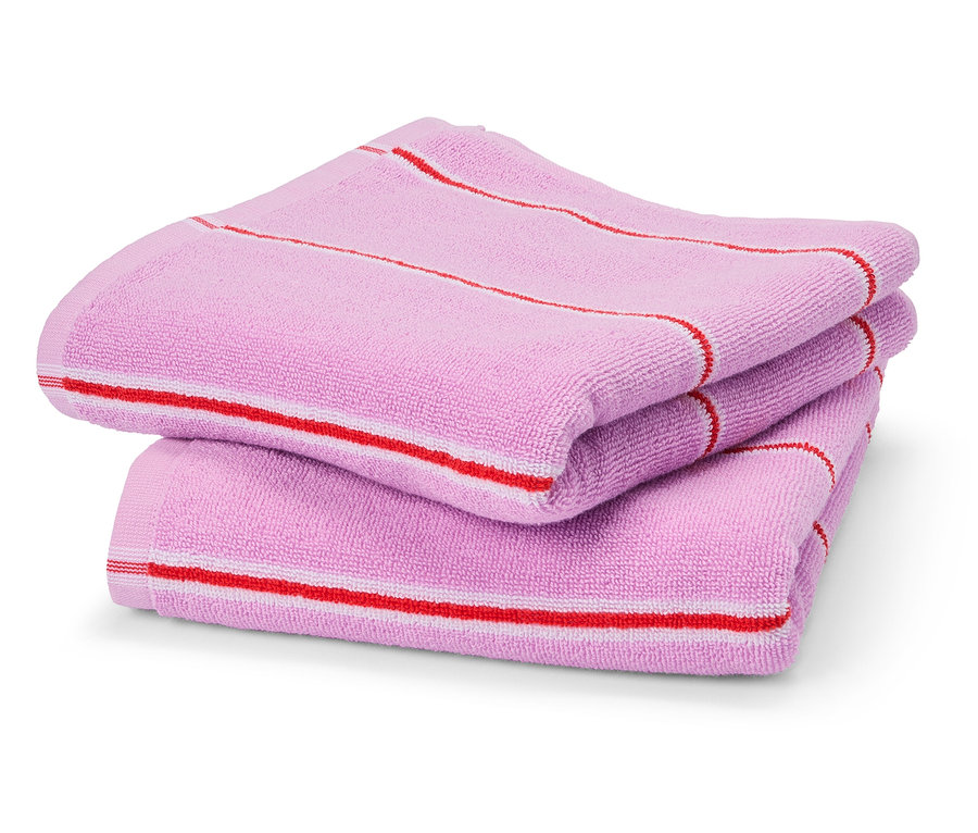 Pile de trois serviettes roses avec des rayures rouges et blanches.