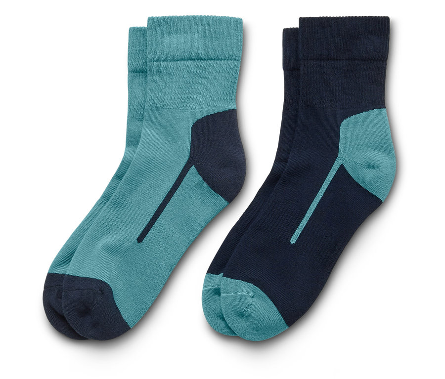Deux paires de chaussettes, une bleu-vert et bleu marine, l'autre bleu marine et bleu-vert, sont posées sur un fond blanc.