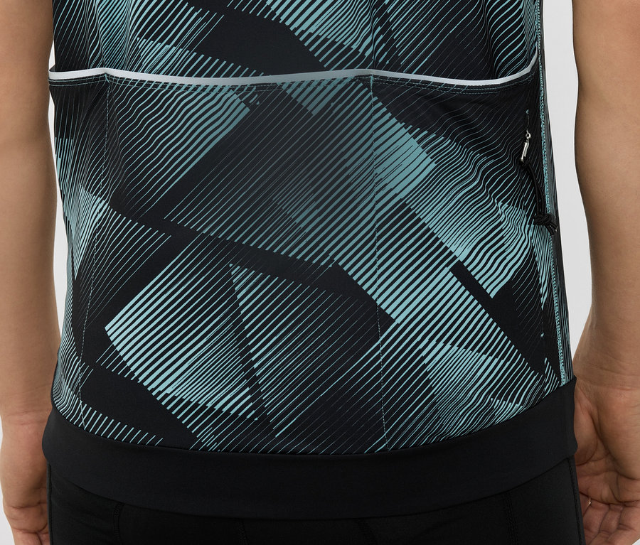 Gros plan sur le dos d'un maillot de cyclisme avec un motif géométrique noir et turquoise.