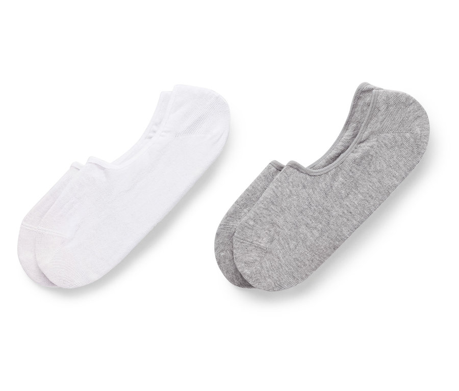 Deux paires de socquettes, une paire blanche, une paire grise, posées sur un fond blanc.