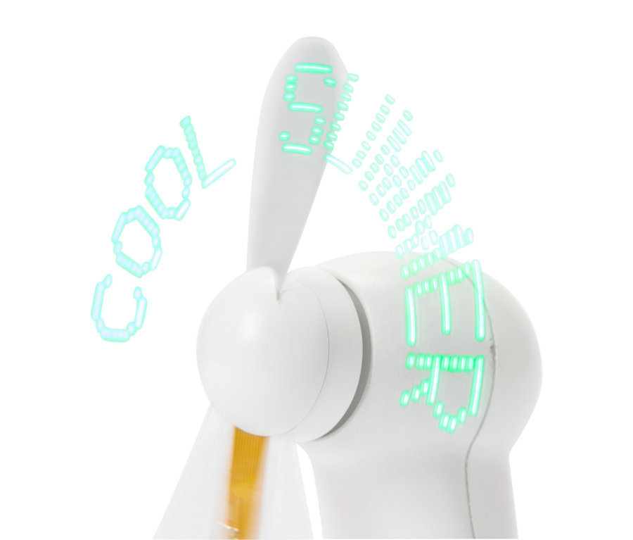 Gros plan d'un mini ventilateur blanc affichant les inscriptions LED vertes « COOL » et « LED ».