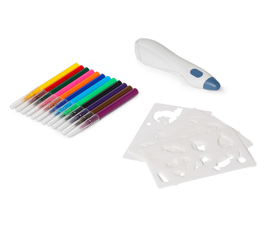 Un ensemble de stylos colorés, d'un appareil blanc ressemblant à un stylo à peindre et de pochoirs.