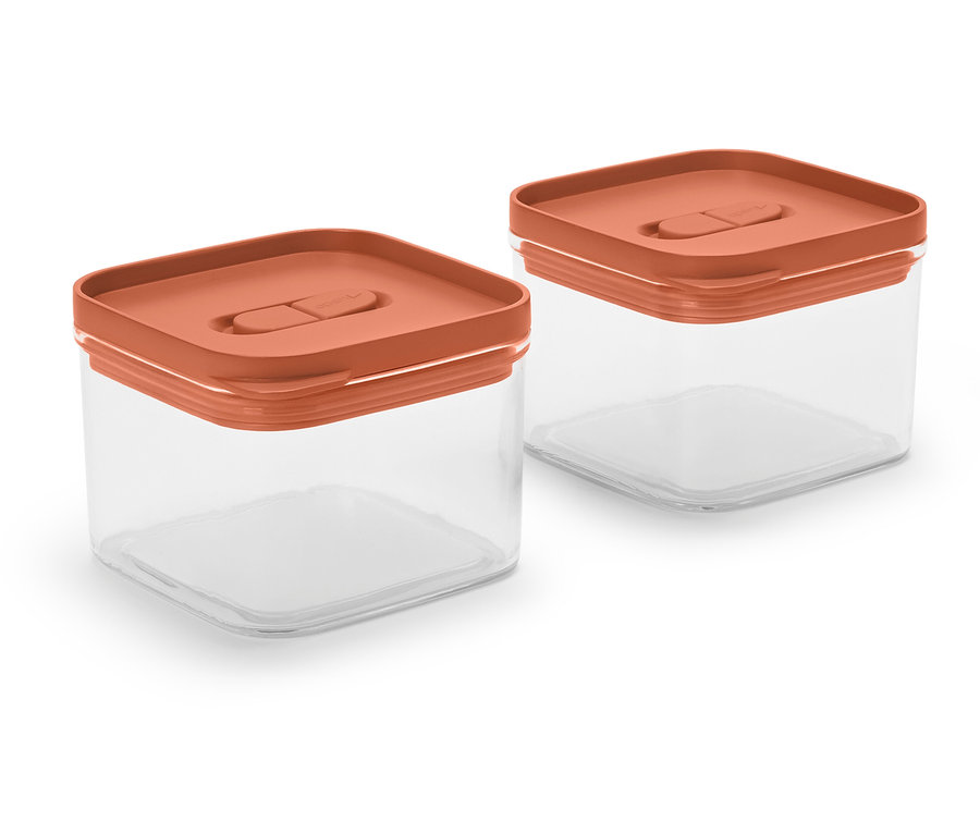 Deux récipients carrés transparents avec des couvercles orange sont posés sur un fond blanc.