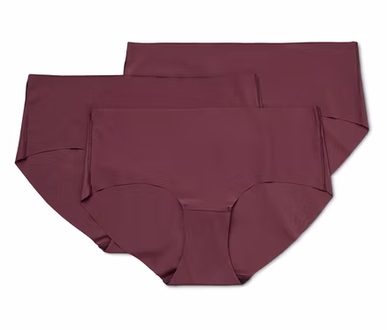 Trois culottes bordeaux pour femmes sont superposées sur un fond blanc.