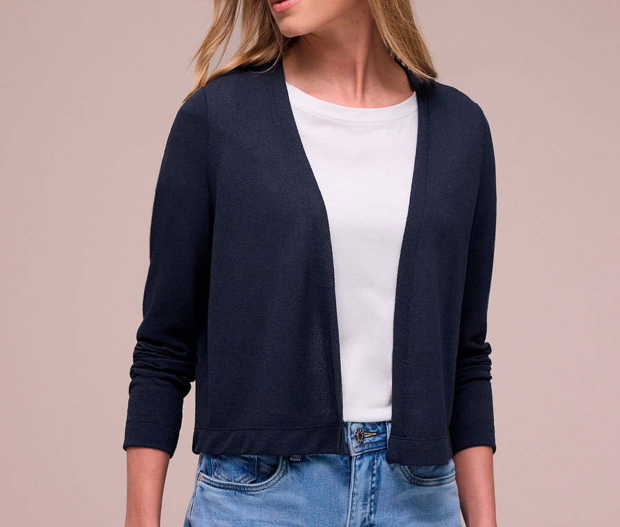 Femme portant un cardigan Street One bleu marine, un t-shirt blanc et un jean bleu clair.