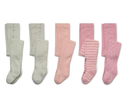Cinq paires de collants pour enfants en vert, rose et rose avec des motifs rayés et à pois sont alignées sur un fond blanc.