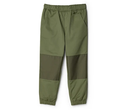 Pantalon vert avec taille élastique et pièces de tissu rectangulaires plus foncées aux genoux.