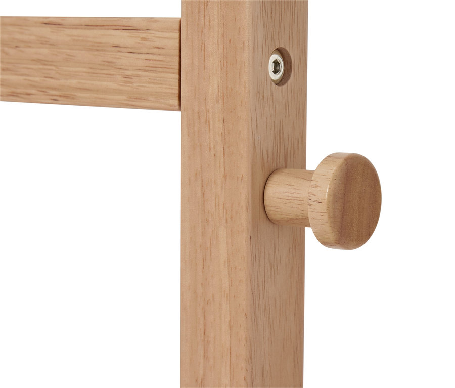 Gros plan d'un porte-vêtements en bois avec un crochet rond et une vis.