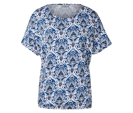 Un t-shirt blanc avec un motif bleu.