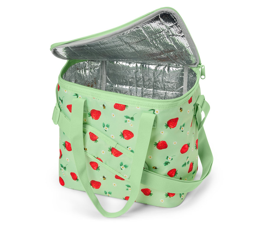 Sac isotherme ouvert vert clair avec motif fraises et isolation argentée à l'intérieur.