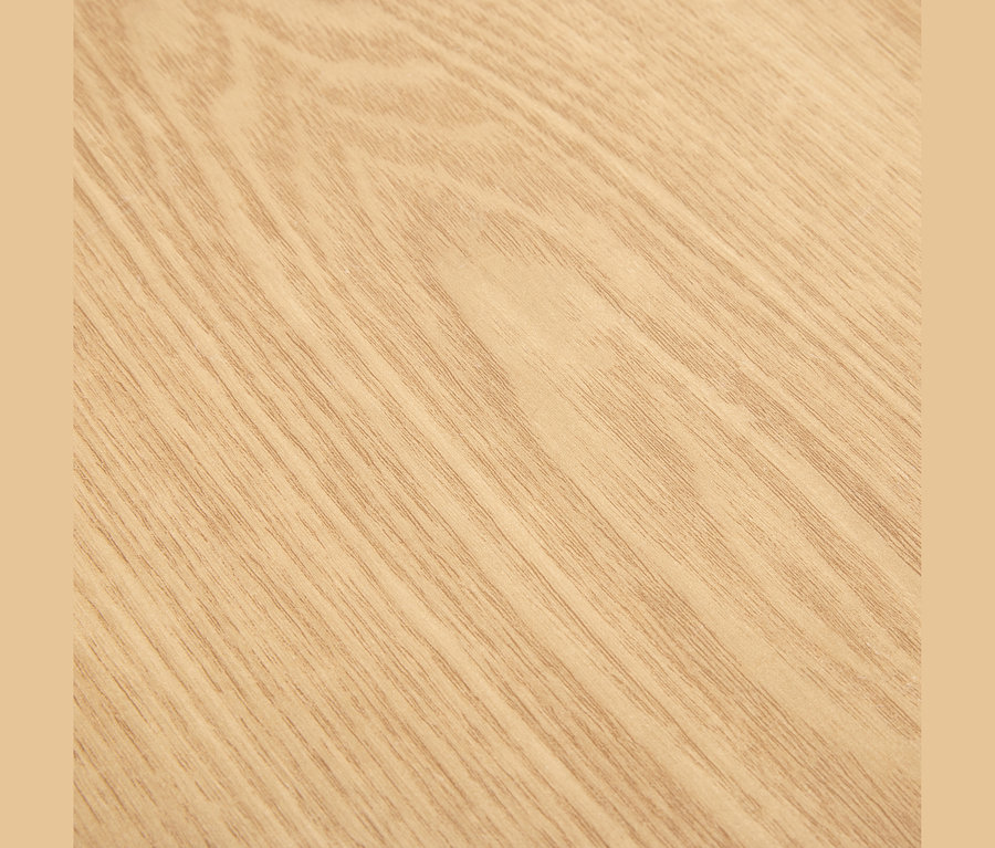 Surface en bois clair avec un grain visible s'étendant en diagonale.