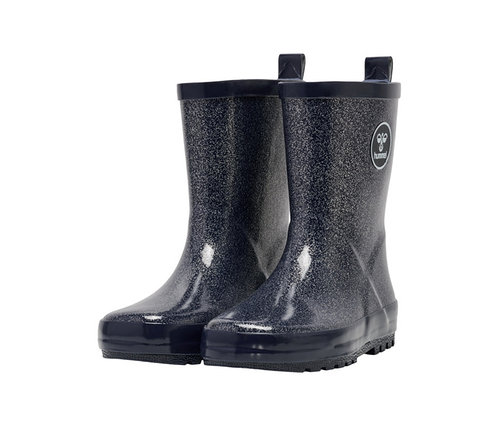 Une paire de bottes en caoutchouc hummel® « Rubber Boot Glitter » noires, avec une finition brillante et pailletée et un logo hummel blanc sur la botte droite.