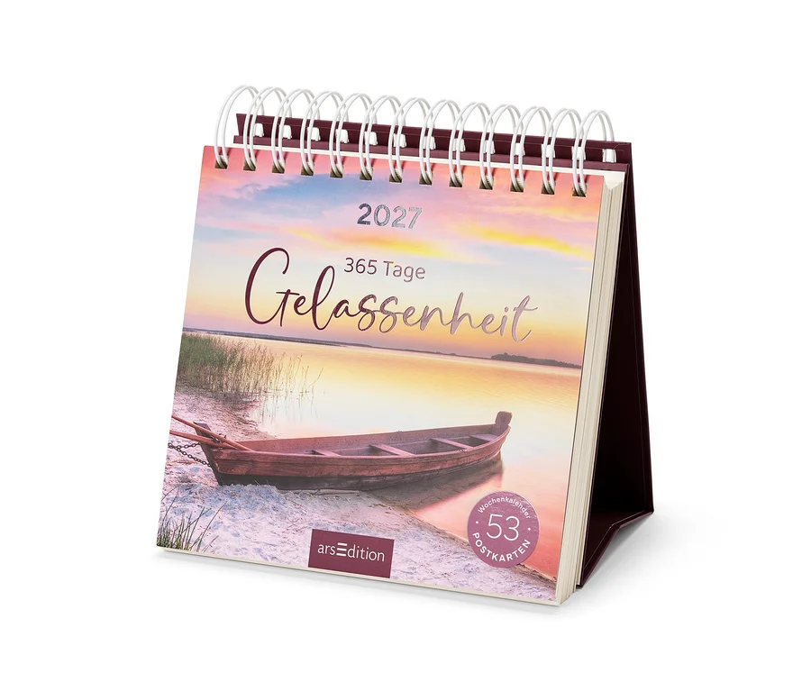 Calendrier de bureau 2027 à spirale, la couverture montre un coucher de soleil sur un lac avec un bateau en bois sur la rive sablonneuse, inscription "365 Tage Gelassenheit".