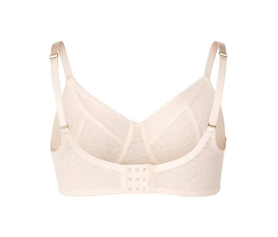 Un soutien-gorge beige vu de dos, avec un motif en dentelle, des bretelles réglables et une fermeture à trois agrafes.