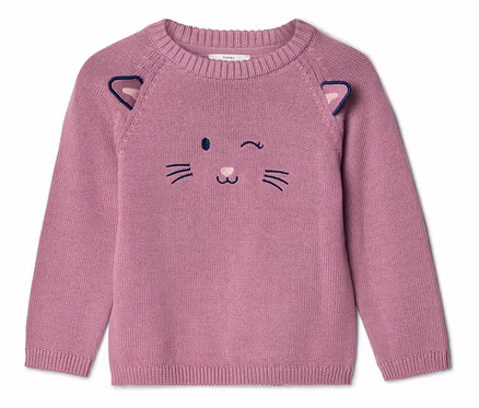 Pull en maille rose avec un motif de visage de chat sur le devant, comprenant des yeux, un nez, une bouche, des moustaches brodés et deux petites oreilles sur les épaules.