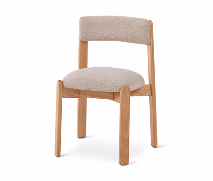 Chaise avec un cadre en bois clair et une assise et un dossier rembourrés en tissu beige texturé.