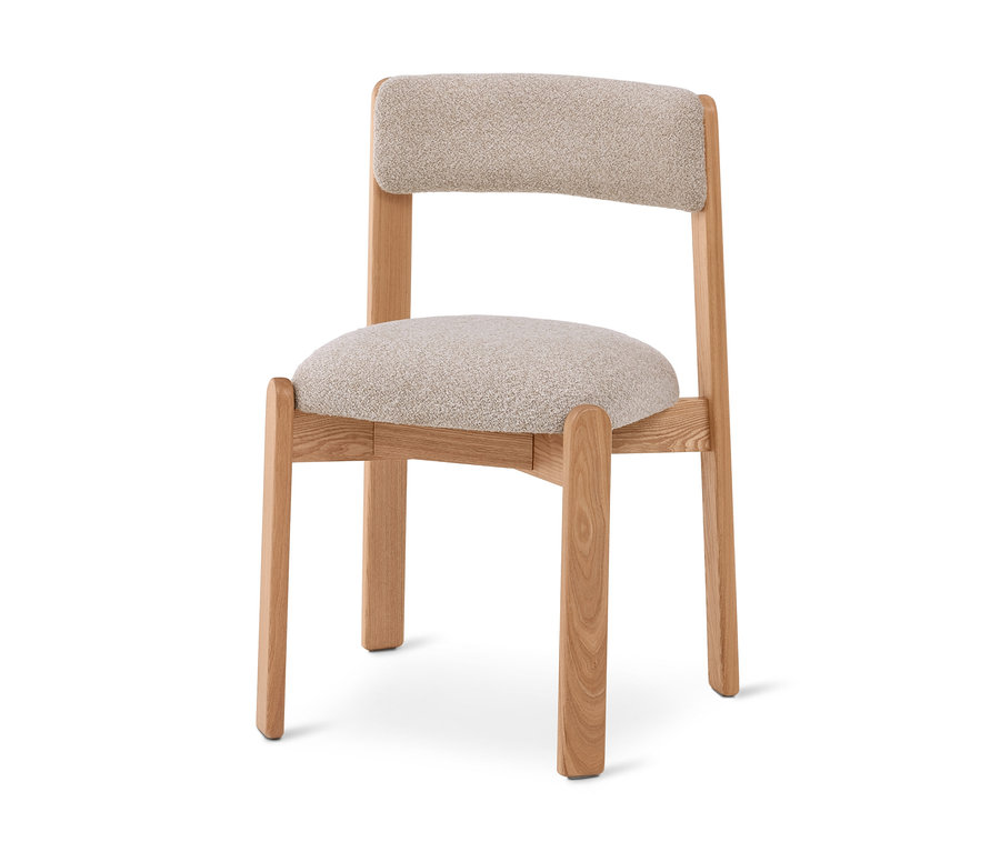 Chaise avec un cadre en bois clair et une assise et un dossier rembourrés en tissu beige texturé.