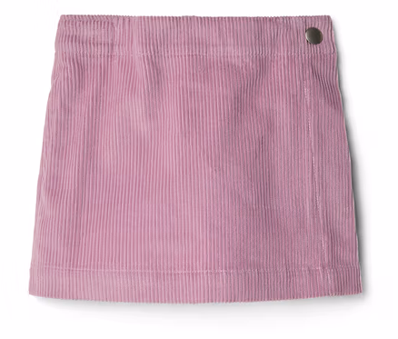 Mini-jupe en velours côtelé rose avec des côtes verticales et un bouton argenté sur le côté droit de la ceinture.