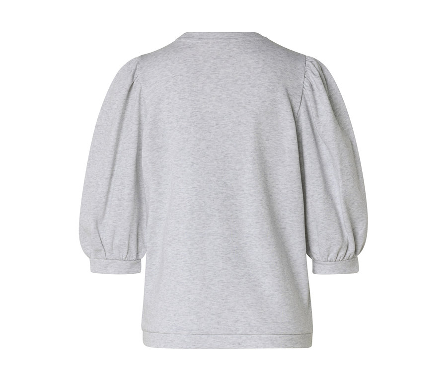 Vue de dos d'un sweat-shirt gris clair chiné avec des manches 3/4 volumineuses, froncées aux épaules et aux poignets, et un ourlet côtelé.