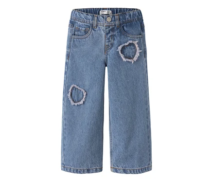 Jean bleu à coupe large avec des déchirures sur les cuisses, sur fond blanc.