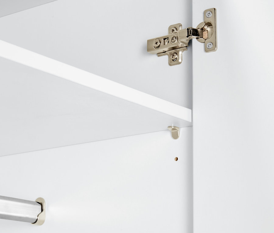 Gros plan de l'intérieur d'une armoire de chambre blanche.