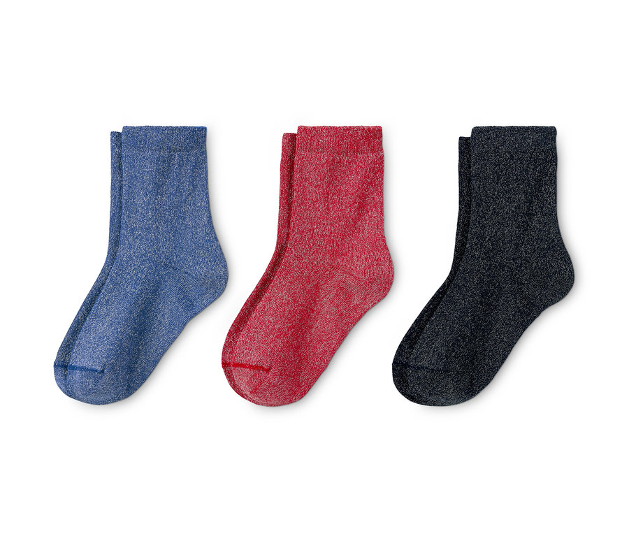 Trois paires de chaussettes scintillantes en bleu, rouge et noir.