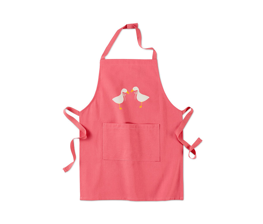 Un tablier pour enfant rose avec une poche et un motif de deux oies.