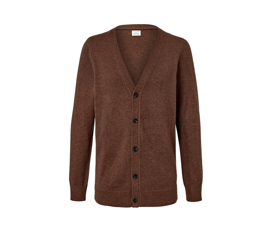 Cardigan marron boutonné.