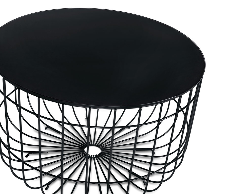 Détail d'une table basse ronde noire avec plateau en verre.